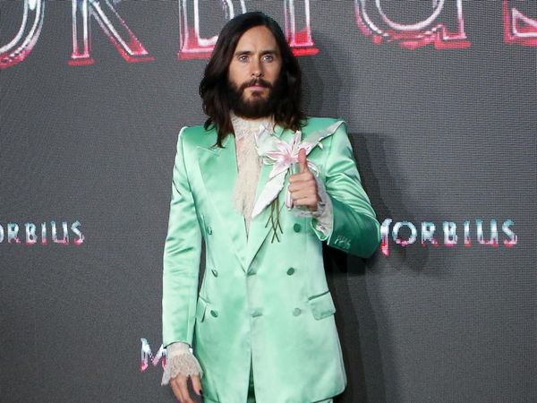 6 Gaya Eksentrik Jared Leto di Red Carpet Morbius, Pakai Eye Shadow Shimmer