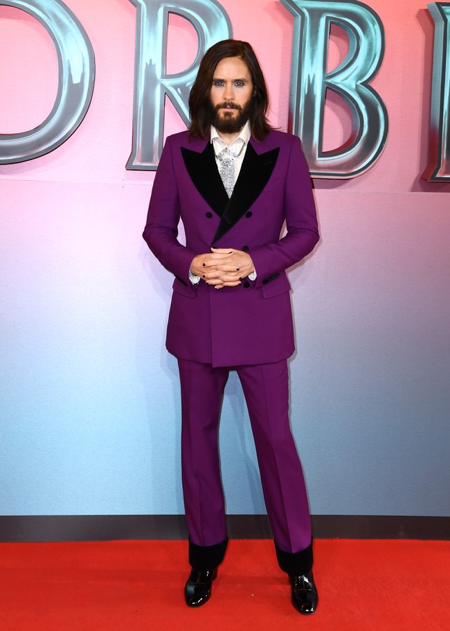 Inilah penampilan Jared dengan setelan ungu gelap saat menghadiri premier Morbius di London, Kamis (24/3/2022). (Foto: Gareth Cattermole/Getty Images)