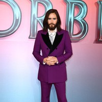 Inilah penampilan Jared dengan setelan ungu gelap saat menghadiri premier Morbius di London, Kamis (24/3/2022). (Foto: Gareth Cattermole/Getty Images)