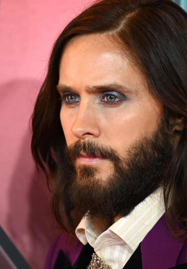 Meski busananya lebih kalem dari biasanya, Jared menghadirkan sentuhan eksentrik pada riasan wajahnya. Matanya dihiasi eye shadow ungu berefek shimmering yang mengilap. (Foto: Gareth Cattermole/Getty Images)