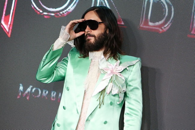 Di bagian kantong blazer, dihiasi sebuah korsase yang mempertegas gaya dandy Jared. (Foto: Getty Images/Pablo Cuadra)