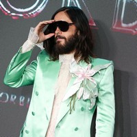 Di bagian kantong blazer, dihiasi sebuah korsase yang mempertegas gaya dandy Jared. (Foto: Getty Images/Pablo Cuadra)