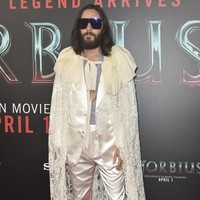 Berpose di karpet merah screening Morbius di Los Angeles, Rabu (30/3/2022), Jared Leto mengenakan cape renda yang dramatis. (Foto: Richard Shotwell/Invision/AP)