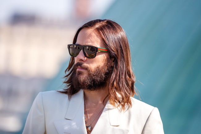 Tentu saja, busana dan aksesorinya merupakan keluaran Gucci. Jared memang punya kedekatan dengan rumah mode Italia tersebut dan sang direktur kreatif, Alessandro Michele. (Foto: Getty Images for Sony Pictures/Sebastian Reuter)