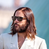 Tentu saja, busana dan aksesorinya merupakan keluaran Gucci. Jared memang punya kedekatan dengan rumah mode Italia tersebut dan sang direktur kreatif, Alessandro Michele. (Foto: Getty Images for Sony Pictures/Sebastian Reuter)
