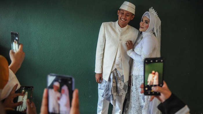 Jelang Ramadan, Muda-mudi Bandung Antusias Ikut Nikah Massal Sejumlah pasangan mengikuti nikah massal yang digelar di Masjid Al Ukhuwah, Bandung. Kegiatan itu digelar dalam rangka menyambut bulan suci Ramadan.