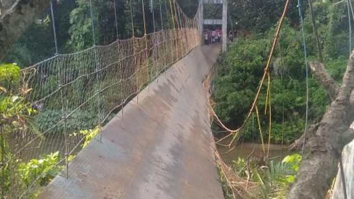 Jembatan gantung di Jambi yang putus (Dok. Istimewa)
