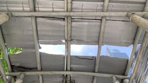 JPO Dukuh Atas 1 Jl Sudirman Jakarta rusak, butuh perbaikan.