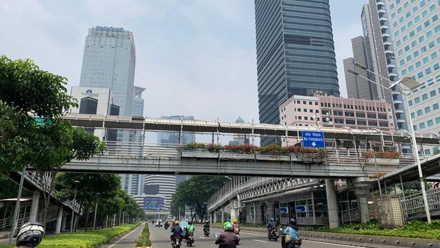 JPO Dukuh Atas 1 Jl Sudirman Jakarta rusak, butuh perbaikan.