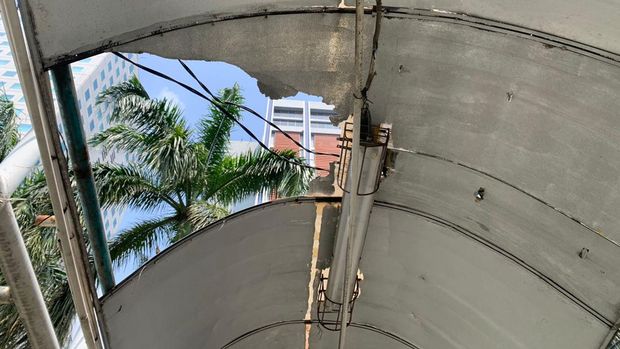 JPO Dukuh Atas 1 Jl Sudirman Jakarta rusak, butuh perbaikan.