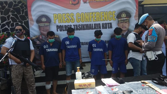 Kapolres Tasikmalaya Kota AKBP Aszhari Kurniawan saat ekpose kasus Curanmor di Polsek Indihiang, Kamis (3/3/2022).