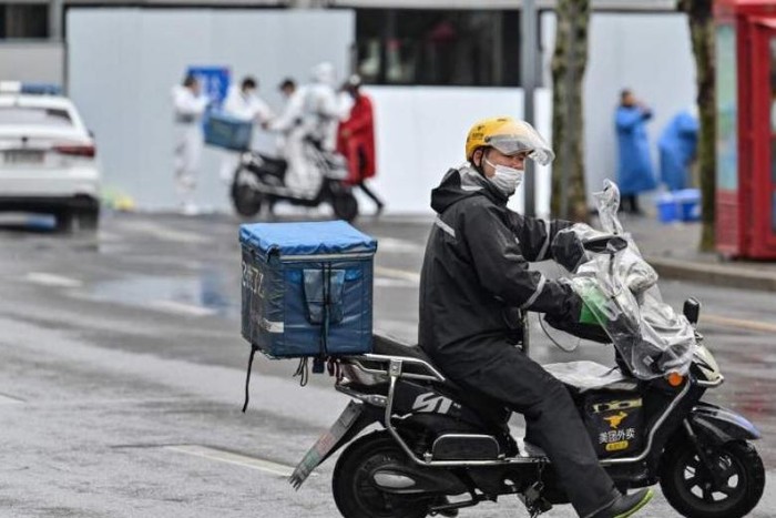 Kasus COVID-19 Masih Tinggi di Shanghai, Petugas Pengantar Makanan Harus Lembur