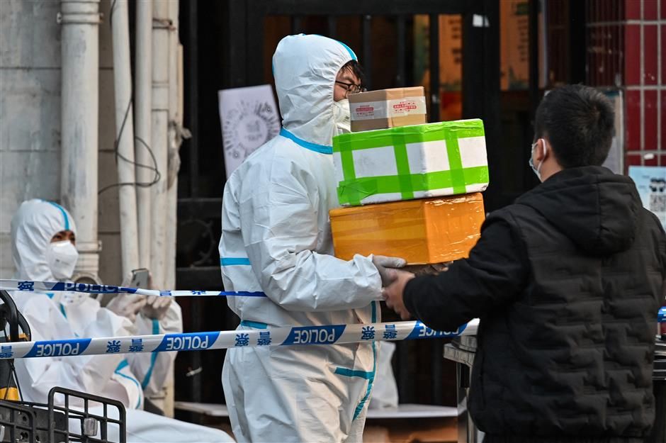 Kasus COVID-19 Masih Tinggi di Shanghai, Petugas Pengantar Makanan Harus Lembur