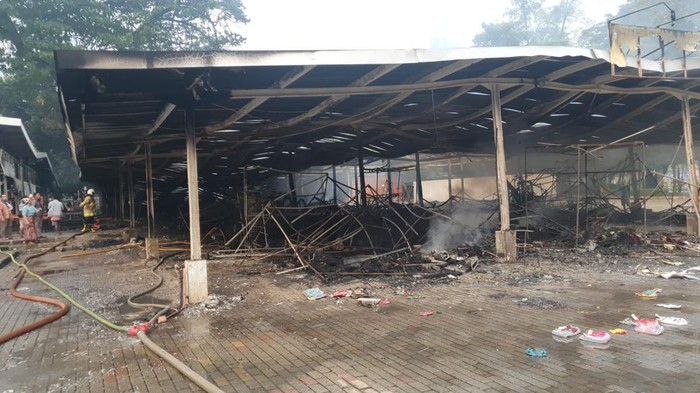 Kebakaran melalap ratusan kios di Gambir, Jakarta Pusat, Kamis (31/3/2022),
