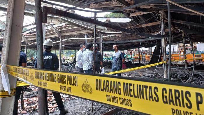 Kebakaran menghanguskan 204 kios di Parkir IRTI Monas, Jakarta Pusat, Kamis (31/3/2022).