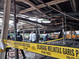 Puslabfor Polri Olah TKP Kebakaran 204 Kios di Parkir IRTI Monas