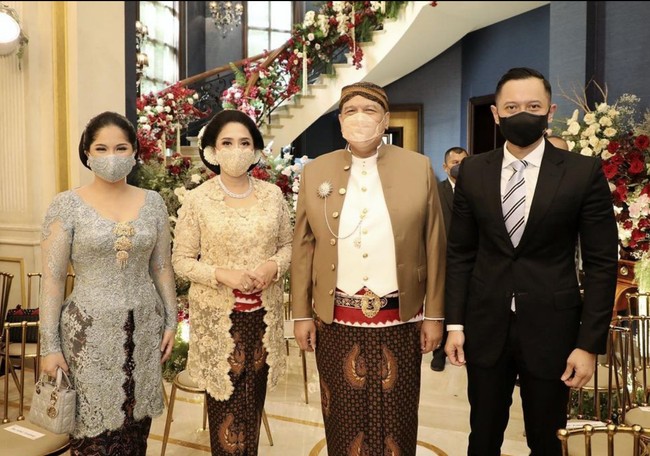 Hadir di pernikahan anak Chairul Tanjung, Putri Tanjung, Annisa Yudhoyono mengenakan kebaya biru berbahan lace dengan detail payet berkilauan. Ibu satu anak ini memakai kebaya modifikasi dengan garis leher sabrina. Foto: Instagram