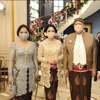 Hadir di pernikahan anak Chairul Tanjung, Putri Tanjung, Annisa Yudhoyono mengenakan kebaya biru berbahan lace dengan detail payet berkilauan. Ibu satu anak ini memakai kebaya modifikasi dengan garis leher sabrina. Foto: Instagram