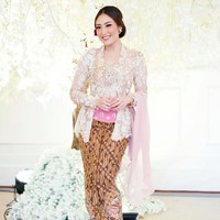 Ayu Dewi tampil cantik memakai kebaya bernuansa beige yang dipadu kain batik motif parang. Stagen motif jumputan berwarna pink menambah kesan cerah dan lebih girlie. Foto: Instagram