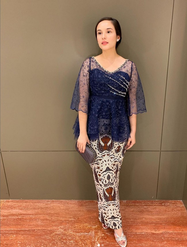 Chelsea Islan memadukan kebaya modern dengan kain batik klasik. Gayanya saat kondangan menunjukkan kalau unsur modern juga cantik dipadukan dengan unsur tradisional. Foto: Instagram