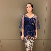 Chelsea Islan memadukan kebaya modern dengan kain batik klasik. Gayanya saat kondangan menunjukkan kalau unsur modern juga cantik dipadukan dengan unsur tradisional. Foto: Instagram