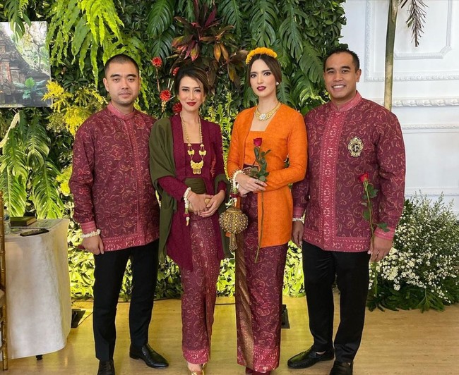 Nia Ramadhani terlihat cerah dan cantik mengenakan kebaya kutubaru warna oranye yang dipadu kain bernuansa merah marun. Foto: Instagram