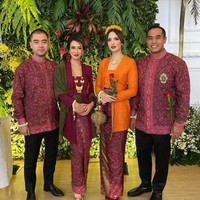Nia Ramadhani terlihat cerah dan cantik mengenakan kebaya kutubaru warna oranye yang dipadu kain bernuansa merah marun. Foto: Instagram