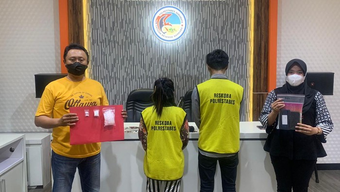 Kedua tersangka pengedar sabu di Surabaya