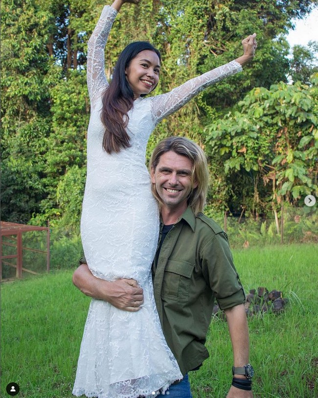 Pada saat berkenalan dengan Prada, Chanee mengaku tidak menjaga penampilan. Ia suka berjalan di kampung tidak pakai sandal, kemeja terbuka tapi tidak memakai kaus. Beberapa teman di lingkungan Prada mengenal Chanee (sebagai pegiat lingkungan yang terkenal di Instagram). Saya pernah muncul di Radio di Palangkaraya. Tapi Prada sendiri sangat cuek. Cueknya itu lho yang membuat saya semakin tertarik, imbuhnya. Foto: Dok. Instagram @pradakalaweit.