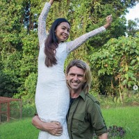 Pada saat berkenalan dengan Prada, Chanee mengaku tidak menjaga penampilan. Ia suka berjalan di kampung tidak pakai sandal, kemeja terbuka tapi tidak memakai kaus. Beberapa teman di lingkungan Prada mengenal Chanee (sebagai pegiat lingkungan yang terkenal di Instagram). Saya pernah muncul di Radio di Palangkaraya. Tapi Prada sendiri sangat cuek. Cueknya itu lho yang membuat saya semakin tertarik, imbuhnya. Foto: Dok. Instagram @pradakalaweit.