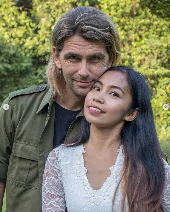 Chanee yang asal Prancis sudah lancar berbahasa Indonesia. Ia menceritakan awal mula bertemu dengan Prada pada 2001. Saat itu Chanee sedang membangun Yayasan Kalaweit di kawasan Sungai Katingan, Kalimantan Tengah. Kalaweit adalah yayasan yang didirikan Chanee pada 1998 dan bergerak menjalankan program konservasi satwa liar, khususnya owa, di Kalimantan dan Sumatera. Dalam perjalanan menuju Kalaweit, Chanee menginap di Desa Tumbang Hiran. Foto: Dok. Instagram @chaneekalaweit.