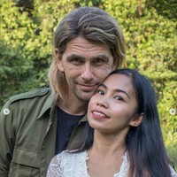 Chanee yang asal Prancis sudah lancar berbahasa Indonesia. Ia menceritakan awal mula bertemu dengan Prada pada 2001. Saat itu Chanee sedang membangun Yayasan Kalaweit di kawasan Sungai Katingan, Kalimantan Tengah. Kalaweit adalah yayasan yang didirikan Chanee pada 1998 dan bergerak menjalankan program konservasi satwa liar, khususnya owa, di Kalimantan dan Sumatera. Dalam perjalanan menuju Kalaweit, Chanee menginap di Desa Tumbang Hiran. Foto: Dok. Instagram @chaneekalaweit.