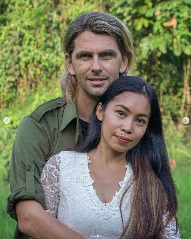 Kisah cinta wanita Dayak dengan bule asal Prancis ini viral jadi sorotan warganet. Keduanya menetap di hutan Kalimantan dan menjalani kehidupan sehari-hari dengan memanfaatkan apa yang ada di alam. Mereka memasak dari hasil kebun, menggunakan listrik dengan bantuan matahari dan hidup secara alami. Prada dan Chanee Kalaweit demikian nama pasangan yang viral tinggal di hutan Kalimantan. Melalui channel YouTube Prada Kalaweit, keduanya berbagi kisah cinta mereka. Foto: Dok. Instagram @chaneekalaweit.