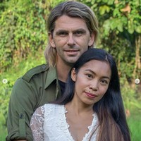 Kisah cinta wanita Dayak dengan bule asal Prancis ini viral jadi sorotan warganet. Keduanya menetap di hutan Kalimantan dan menjalani kehidupan sehari-hari dengan memanfaatkan apa yang ada di alam. Mereka memasak dari hasil kebun, menggunakan listrik dengan bantuan matahari dan hidup secara alami. Prada dan Chanee Kalaweit demikian nama pasangan yang viral tinggal di hutan Kalimantan. Melalui channel YouTube Prada Kalaweit, keduanya berbagi kisah cinta mereka. Foto: Dok. Instagram @chaneekalaweit.