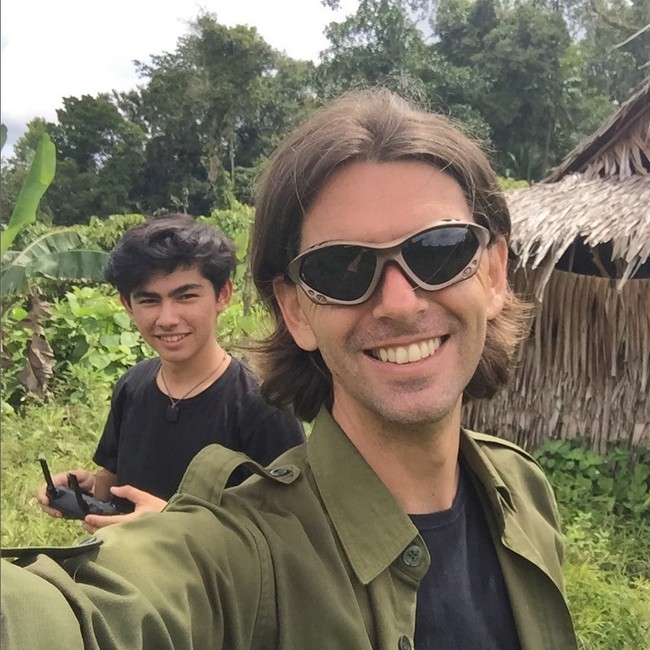 Andrew Kalaweit sudah mulai ikut menelusuri hutan bersama sang ayah, Chanee Kalaweit sejak masih berusia lima bulan. Chanee Kalaweit sendiri membangun Yayasan Kalaweit yang bertujuan untuk membantu pemerintah Indonesia dalam bidang rehabilitasi satwa primata owa-owa. Foto: Dok. Instagram @chaneekalaweit.