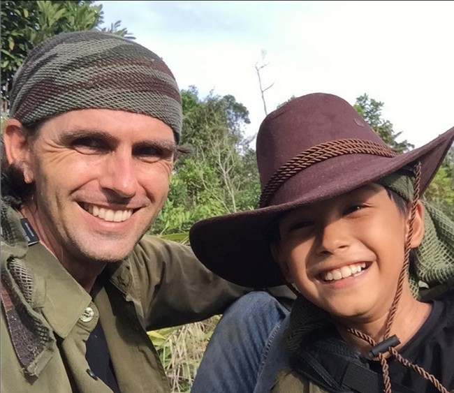 Kemudian Chanee berkenalan dengan Prada. Chanee merasa Prada tidak begitu tertarik dan cuek ketika di hadapan orang bule. Menurutnya saat itu malah orang-orang di sekitar Prada yang heboh. Cueknya Prada itu yang membuat Chanee semakin tertarik. Prada saat itu bukan berasal dari desa tersebut. Dia sebenarnya masih kuliah dan sedang KKN tentang kehutanan di Desa Tumbang Hiran. Setelah saling bercerita, Chanee mengetahui Prada ternyata pernah satu rumah makan di daerah Palangkaraya dengannya. Teman ayang (Prada) bilang nih ada bule tapi Prada cuek. Ternyata itu saya dan saya sendiri tidak melihat Prada pada saat itu, terangnya. Foto: Dok. Instagram @chaneekalaweit.