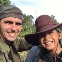 Kemudian Chanee berkenalan dengan Prada. Chanee merasa Prada tidak begitu tertarik dan cuek ketika di hadapan orang bule. Menurutnya saat itu malah orang-orang di sekitar Prada yang heboh. Cueknya Prada itu yang membuat Chanee semakin tertarik. Prada saat itu bukan berasal dari desa tersebut. Dia sebenarnya masih kuliah dan sedang KKN tentang kehutanan di Desa Tumbang Hiran. Setelah saling bercerita, Chanee mengetahui Prada ternyata pernah satu rumah makan di daerah Palangkaraya dengannya. Teman ayang (Prada) bilang nih ada bule tapi Prada cuek. Ternyata itu saya dan saya sendiri tidak melihat Prada pada saat itu, terangnya. Foto: Dok. Instagram @chaneekalaweit.