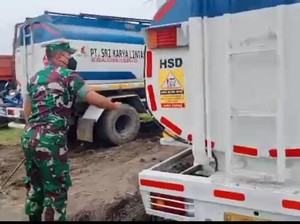 Kodim Jakbar Gerebek Penimbunan Solar di Kembangan, 1 Orang Diamankan!