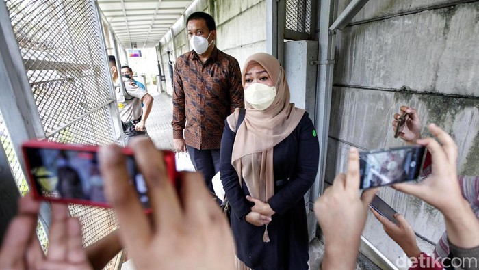 Kunjungi Rutan KPK, Keluarga Bupati PPU Siap Jadi Whistleblower Kakak Bupati Penajam Paser Utara nonaktif Abdul Gafur Mas'ud datangi rumah tahanan KPK. Diketahui pihak keluarga siap jadi whistleblower untuk kasus sang bupati