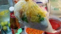 Tak kalah kocak, beli bakso dibungkus, penjualnya mengemas isian dan kuah terpisah tapi masih menggunakan satu plastik yang sama. Foto: Instagram/Twitter