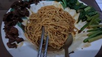 Menikmati mie ayam enaknya dipadukan langsung dengan sadi dan daging ayam. Tapi penyajian mie dan dua kondimen tersebut justru dipisah. Foto: Instagram/Twitter