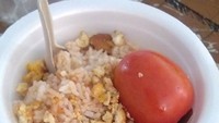 Pesan nasi goreng dengan tomat terpisah, penjualnya malah memberikan tomat satu butir utuh agar pembelinya bisa mencampurkan sendiri. Foto: Instagram/Twitter
