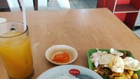 Seperti pada bubur ayam ini yang biasa disajikan dengan cara dicampur, tapi ini malah disajikan terpisah dari aneka toppingnya. Foto: Instagram/Twitter
