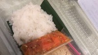 Supaya gak berantakan ketan ini disajikan terpisah dengan bumbunya. Mulai dari sambal dan bumbu bubuk lainnya. Foto: Instagram/Twitter