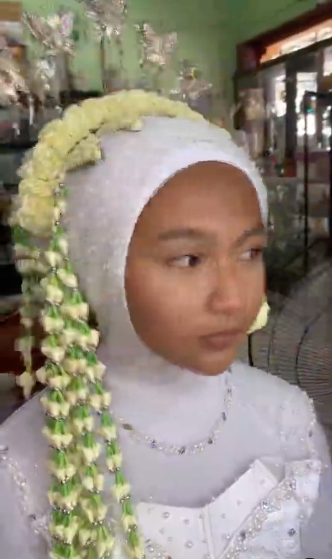 Video unggahan akun Instagram @tangancantikputri yang telah ditayangkan lebih dari 3,2 juta kali itu diawali dengan memperlihatkan wajah seorang wanita sebelum di makeup. Namun setelah dimakeup, wajanya pun berubah drastis sampai membuat banyak netizen menjadi pangling dan mengira bukan orang yang sama. Foto: Instagram/@tangancantikputri