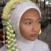 Video unggahan akun Instagram @tangancantikputri yang telah ditayangkan lebih dari 3,2 juta kali itu diawali dengan memperlihatkan wajah seorang wanita sebelum di makeup. Namun setelah dimakeup, wajanya pun berubah drastis sampai membuat banyak netizen menjadi pangling dan mengira bukan orang yang sama. Foto: Instagram/@tangancantikputri