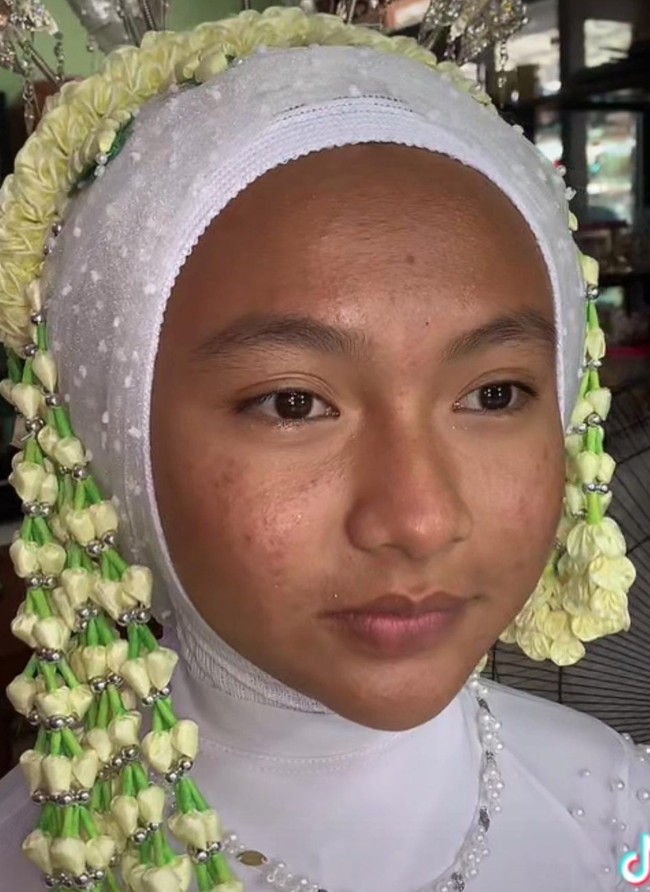 Sebelum di makeup wajah sang wanita terlihat pucat dan berkulit lebih gelap. Beberapa noda bekas jerawat pun tampak menghiasi wajah sang wanita. Foto: Instagram/@tangancantikputri