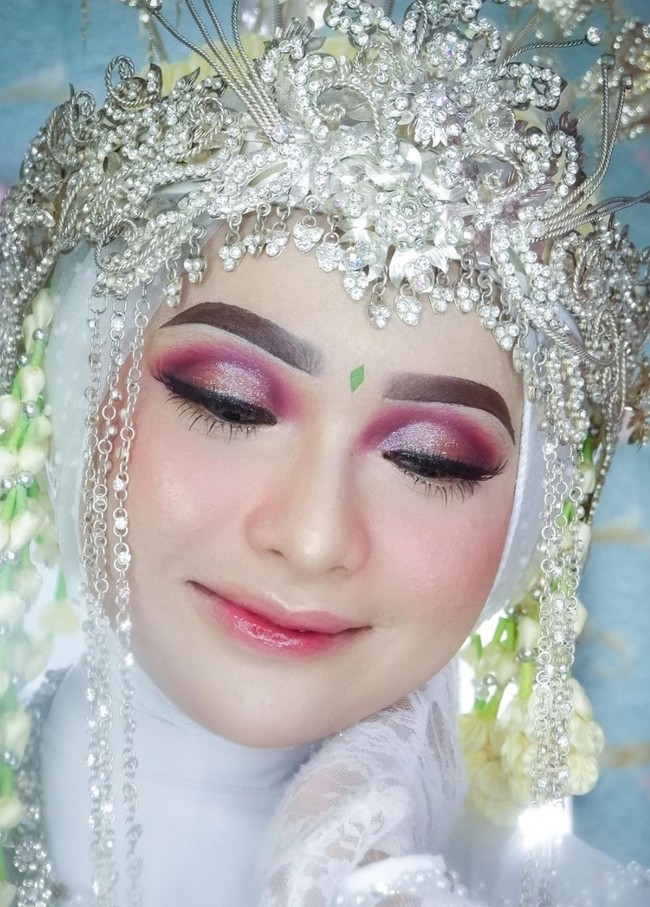 Setelah dirias, penampilaannya pun berubah menjadi semakin cantik bak Barbie. Kulitnya jadi terlihat lebih cerah, noda-noda bekas jerawat pun tersamarkan. Tak hanya itu, bentuk wajahnya pun menjadi semakin tegas, seperti pipi yang lebih tirus dan hidung lebih mancung. Foto: Instagram/@tangancantikputri