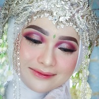 Setelah dirias, penampilaannya pun berubah menjadi semakin cantik bak Barbie. Kulitnya jadi terlihat lebih cerah, noda-noda bekas jerawat pun tersamarkan. Tak hanya itu, bentuk wajahnya pun menjadi semakin tegas, seperti pipi yang lebih tirus dan hidung lebih mancung. Foto: Instagram/@tangancantikputri