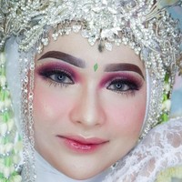 Kepada Wolipop, Putri selaku MUA sekaligus orang yang mengunggah video tersebut menjelaskan bahwa untuk mendandani modelnya itu, ia membutuhkan waktu sekitar 1,5 jam. Untuk konsepnya sendiri Putri memilih menggunakan Siger Sunda modifikasi dengan Barbie makeup look untuk wedding. Foto: Instagram/@tangancantikputri